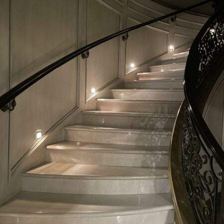 Originalfoto einer Marmortreppe mit Podest und Geländer als Detailmotiv für historische Eingangsflächen