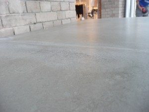 Originalfoto einer grauen mineralischen Bodenfläche an einer gemauerten Wand aus dem vorhandenen Bildbestand