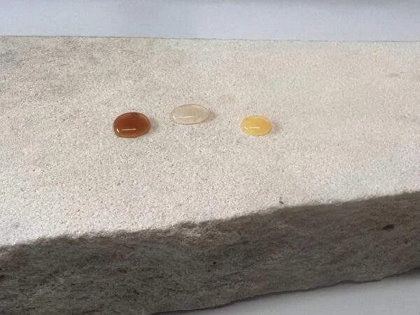 Bestandsfoto: drei Flüssigkeitstropfen auf einer Sandstein-Probe für die Beurteilung von Natursteinschutz