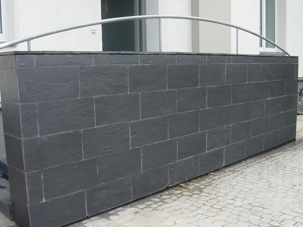 Originalfoto einer schieferbekleideten Außenwand als Materialmotiv für Schieferpflege in Potsdam; Aufnahmeort nicht belegt