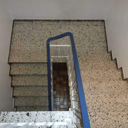 Originalfoto eines Treppenhauses mit Terrazzostufen und Podest zur Befundplanung in Potsdam